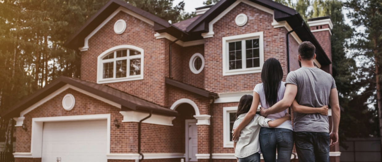 homebuyers looking at a detached home